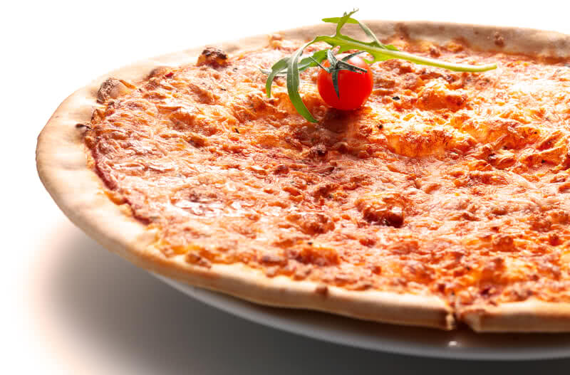 Auf dem Bild ist eine Käsepizza mit einem kleinen roten Tomatenstück und etwas Rucola zu sehen.