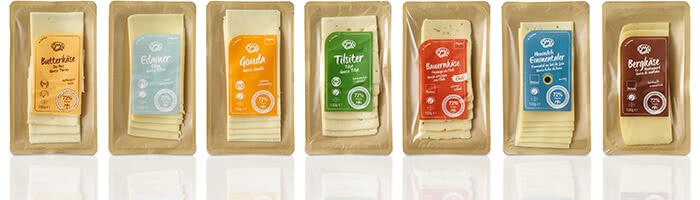 Auf dem Bild sind verschiedene Käsesorten in Verpackungen zu sehen.