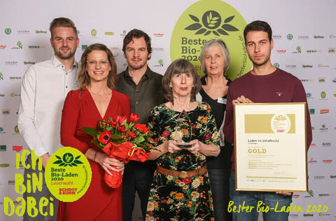 Auf dem Bild sind mehrere Personen zu sehen, die eine Auszeichnung für den