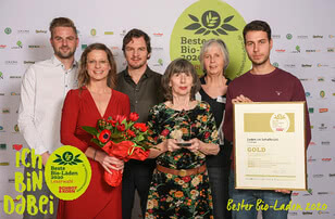 Auf dem Bild sind mehrere Personen zu sehen, die eine Auszeichnung für den