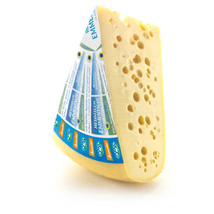 Auf dem Bild ist ein Stück Emmentaler Käse zu sehen, das durch seine charakteristischen Löcher und die spezielle Verpackung gekennzeichnet ist.