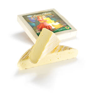 Auf dem Bild ist ein Stück Käse zusammen mit seiner Verpackung zu sehen.