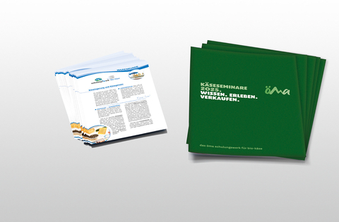Das Bild zeigt Informationsmaterialien zu Käse-Seminaren und dessen Inhalt, wobei die Unterlagen Bildungsangebote im Bereich Käse darstellen.