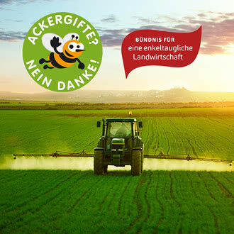 Das Bild zeigt einen Traktor, der Pestizide auf einem Feld versprüht, begleitet von einem Slogan gegen den Einsatz von Ackergiften und einem Aufruf für eine nachhaltige Landwirtschaft.