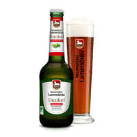 Auf dem Bild sind eine Flasche und ein Glas des alkoholfreien Bieres 