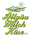 Das Bild zeigt ein Logo der Allgäu Milch Käse eG, mit einer stilisierten Landschaft und der Schrift, die den Namen des Unternehmens anzeigt.