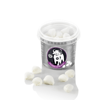 Auf dem Bild sind kleine Mozzarella-Kugeln aus Büffelmilch in einer transparenten Verpackung zu sehen.