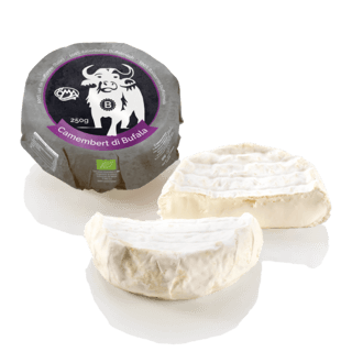 Auf dem Bild ist ein Camembert aus Büffelmilch zu sehen, zusammen mit einer geschnittenen Portion des Käses.