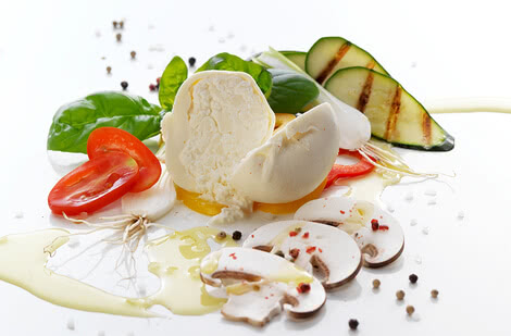 Das Bild zeigt eine ansprechend arrangierte Auswahl an frischem Gemüse, Pilzen und Mozzarella, die zusammen eine gesunde und schmackhafte Präsentation ergeben.