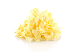 Auf dem Bild ist ein Häufchen von geschabtem oder geraspeltem Käse zu sehen.