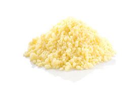 Auf dem Bild ist ein Haufen gelber, körniger Substanz zu sehen, möglicherweise Bienenwachs oder ein ähnliches Material.