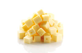 Auf dem Bild ist ein Haufen aus gelben Käsewürfeln zu sehen.