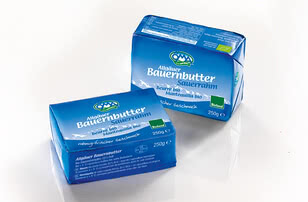 Auf dem Bild sind zwei Packungen Allgäuer Bauernbutter mit dem Zusatz