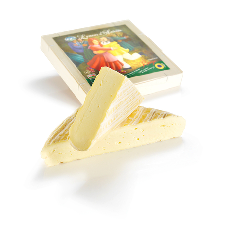 Auf dem Bild ist ein Stück Käse zusammen mit einer Verpackung zu sehen.