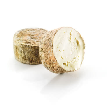 Auf dem Bild sind zwei runde Käsehanteln zu sehen, von denen eine aufgeschnitten ist.