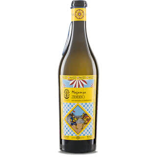 Auf dem Bild ist eine Flasche Zibibbo-Wein mit einem bunten Etikett zu sehen, das bioloģische und biodynamische Eigenschaften anzeigt.