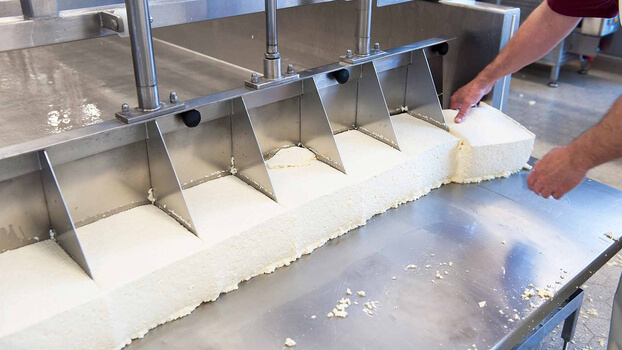 Kaesebloecke schneiden