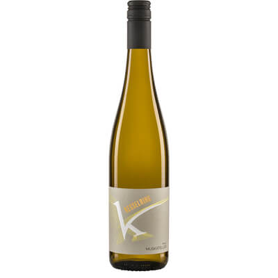 Auf dem Bild ist eine Flasche Muskateller-Wein mit einem modernen Etikett zu sehen.
